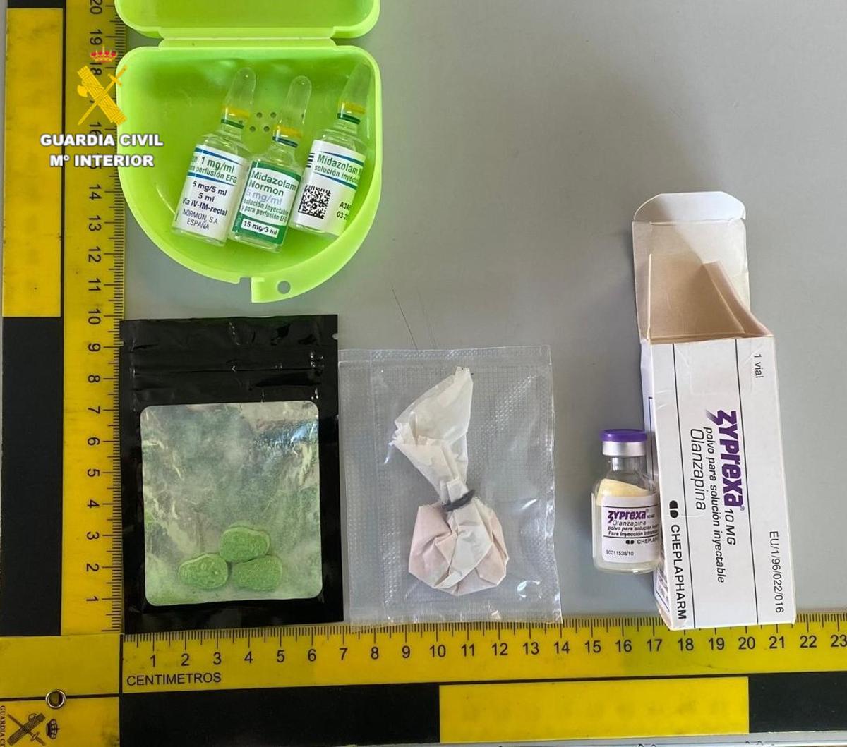 Las sustancias aprehendidas de la mochila del detenido en Benicàssim.