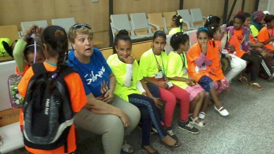 Varios niños, en el aeropuerto de Villanubla.
