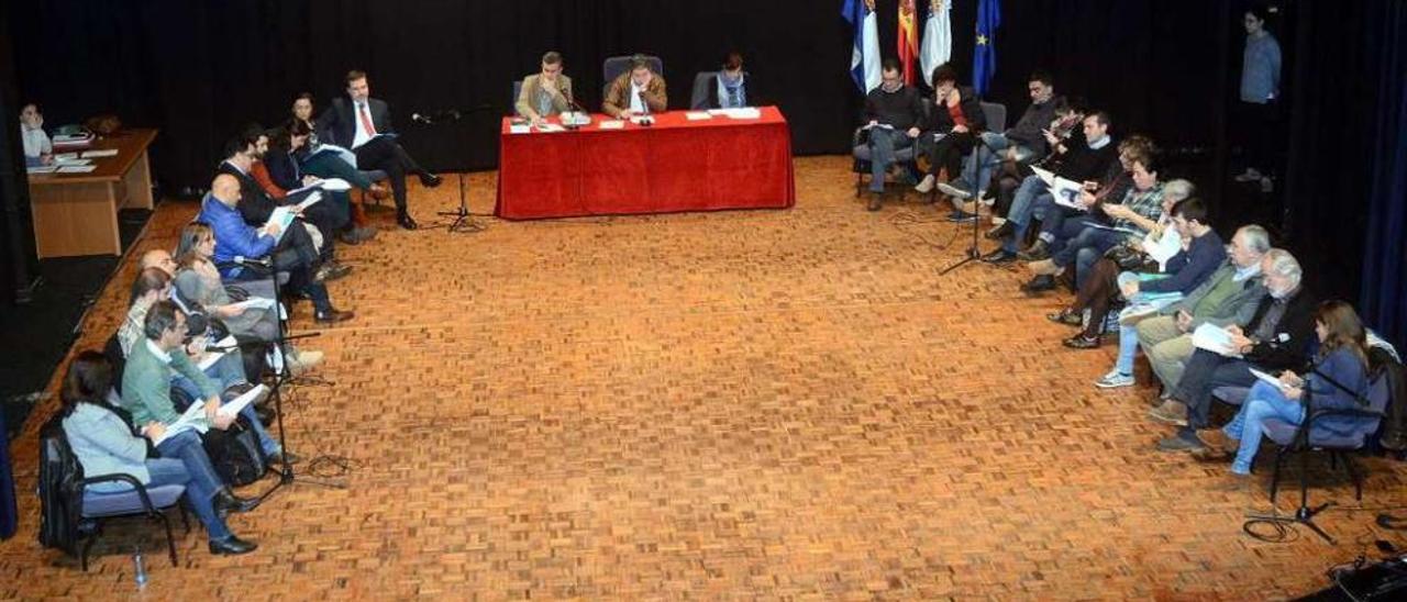 Los concejales, durante un pleno del Concello, que el próximo lunes abordará el asunto. // R. Vázquez