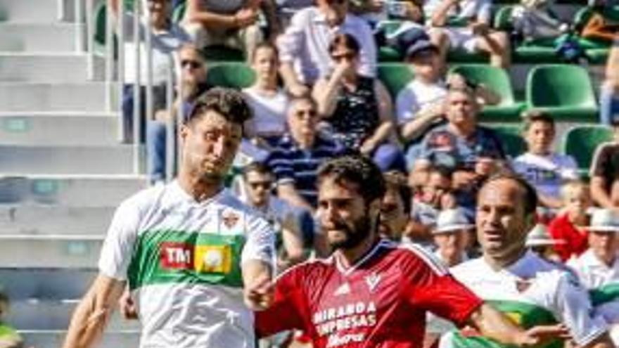 Borja Valle y Nino, durante el partido Elche-Mirandés.