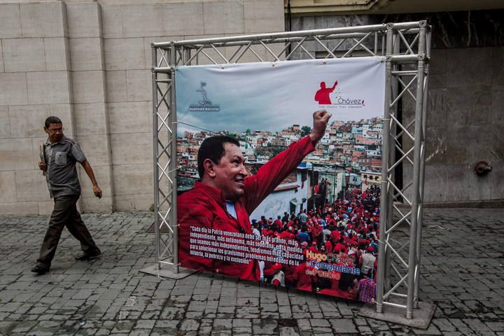 Los murales con la imagen de Chávez son constantes en las calles de Venezuela. El país rinde tributo así a la figura del presidente fallecido hace ahora dos años