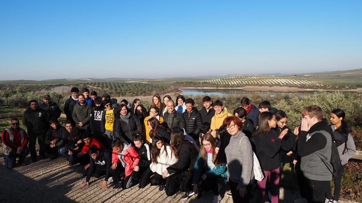 Escolares que han participado este jueves en la actividad en la reserva de la laguna de Zóñar.