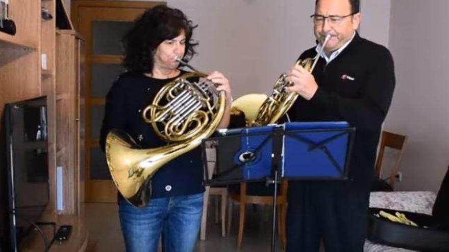 Profesores del colegio Enric Valor tocan y bailan &quot;Resistiré&quot; para sus alumnos