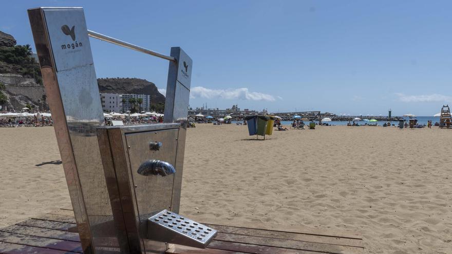 Mogán corta el agua de las duchas de las playas y las fuentes por la sequía