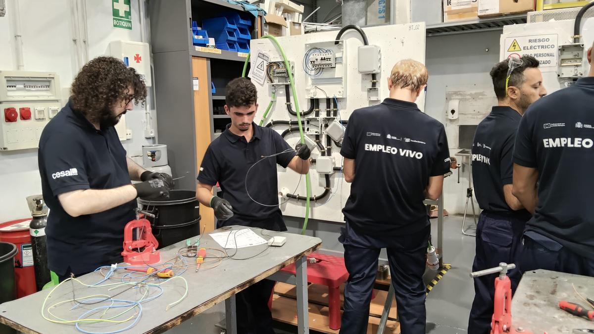 Alumnado del proyecto Empleo Vivo formándose