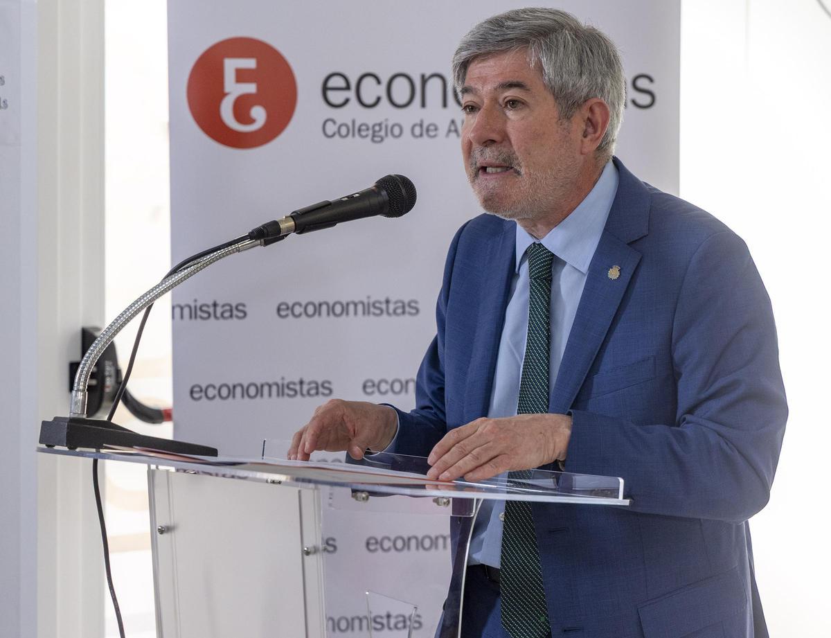 El presidente del Colegio de Economistas de Alicante, Francisco Menargues.