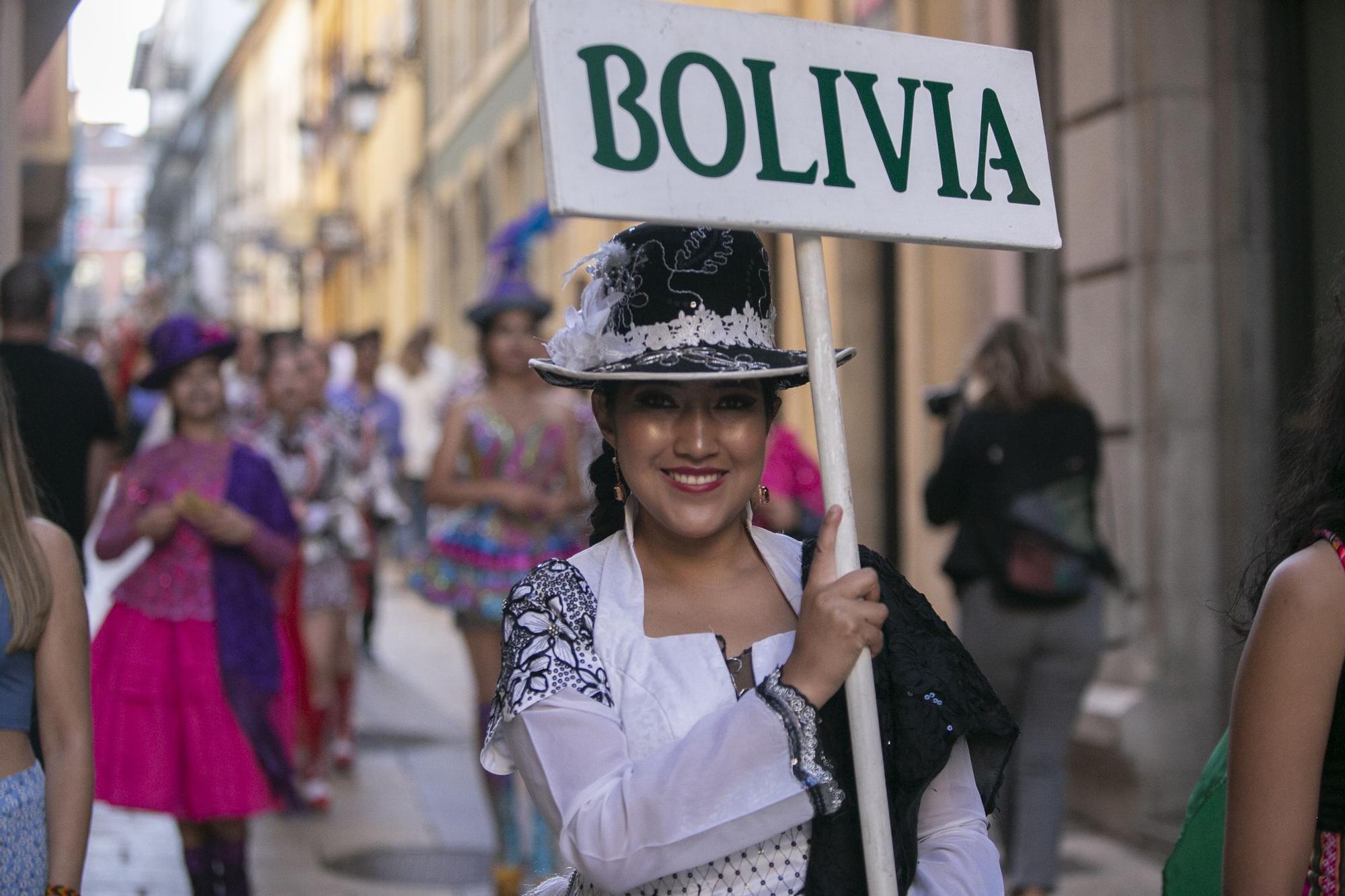 El festival de música y danzas populares llena las calles de Avilés de color