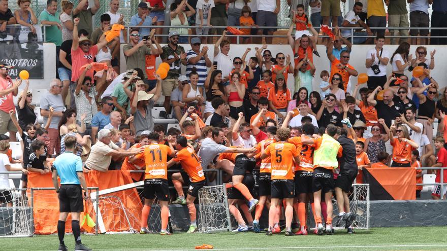 La Penya Independent celebra el histórico ascenso a Tercera División