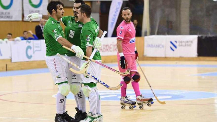 Varios jugadoras en el partido entre el Liceo y el Igualada en el Palacio de Riazor.