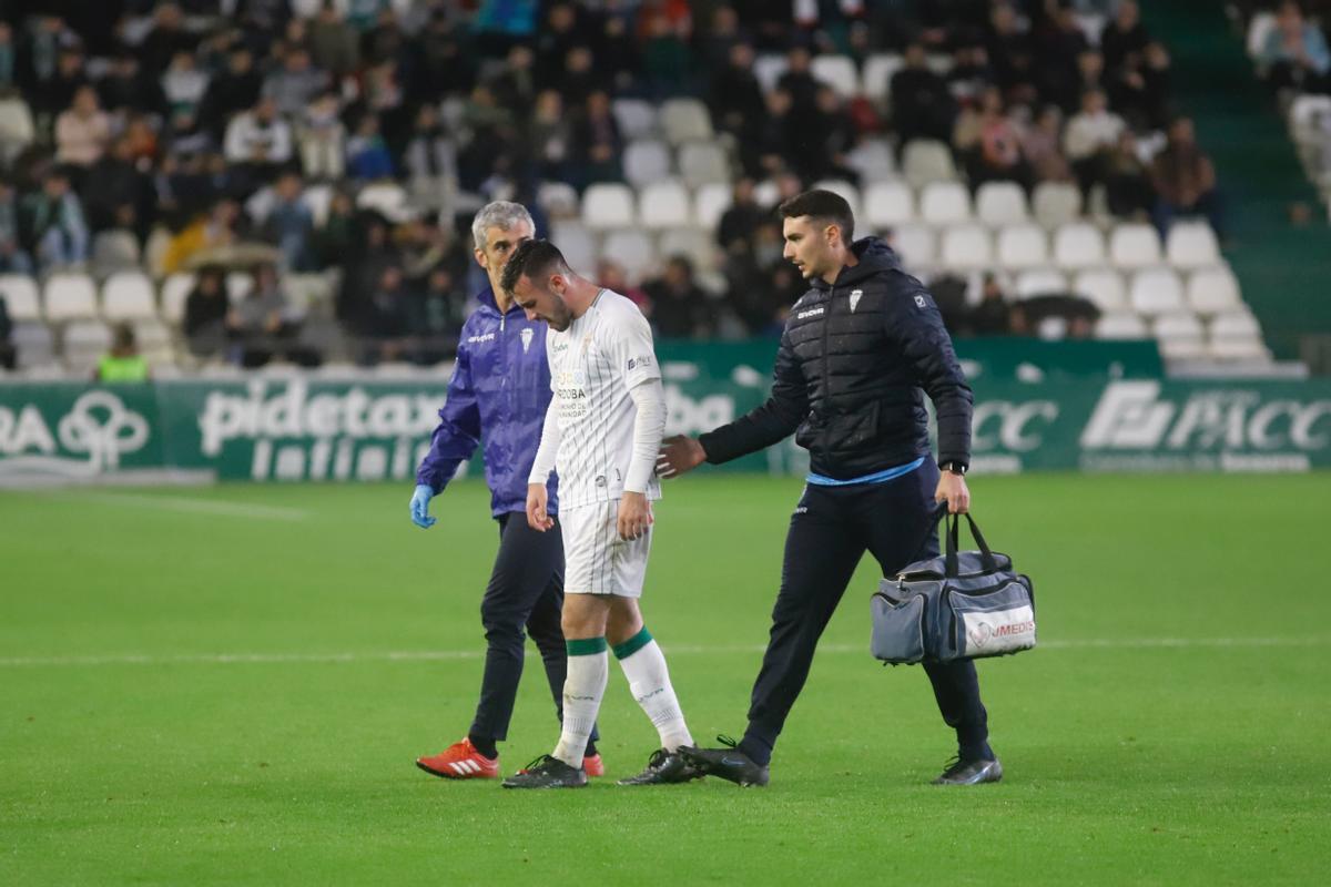 Carlos Puga se retira lesionado de El Arcángel durante el encuentro entre el Córdoba CF y el Pontevedra.