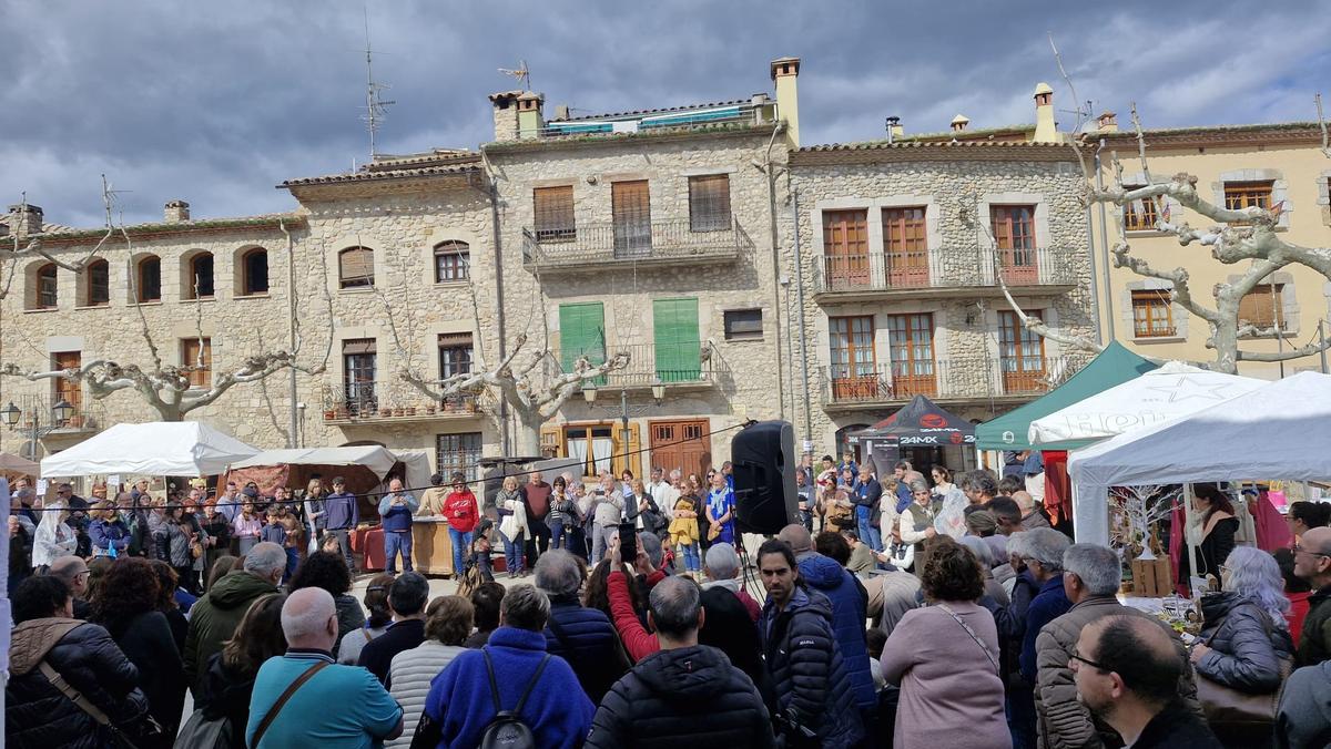 El bon temps i la dansa acompanyen la 25a Fira del Carbó de Sant Llorenç de la Muga