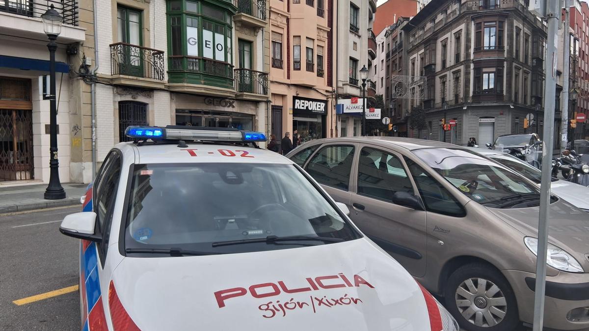 Una de las patrullas de la Policía Local, ayer, en el Parchís.