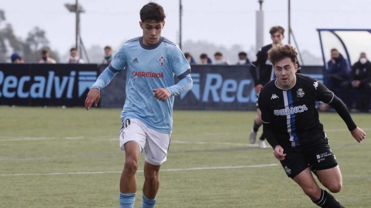 Un jugador del Celta conduce el balón. // PABLO HERNÁNDEZ