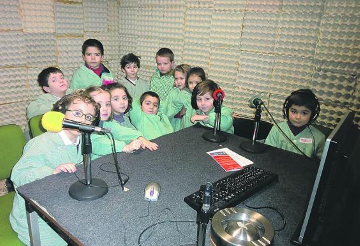 Juanjo, Víctor, Ignacio, Manuel, Luisa, Edurne, Juan, Mónica, Lucía, Alejandro, Pepe y Pablo, en la radio escolar.