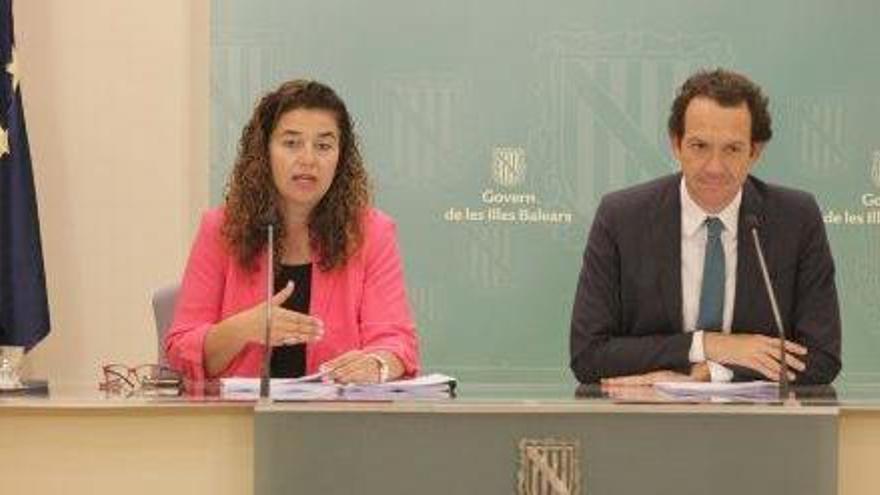 Pilar Costa y Marc Pons, conseller de Territorio del Govern, ayer en rueda de prensa.