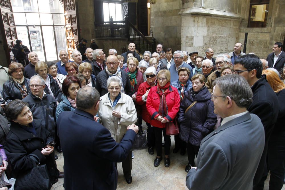 Vecinos de Morella, de visita en el Palau de la Generalitat