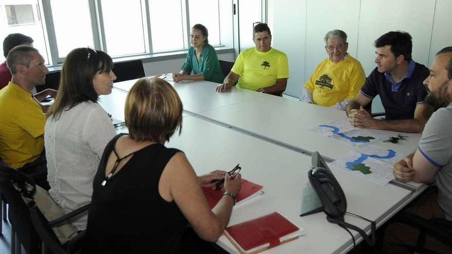 Miembros de Salvemos Catasós en la oficina de la Xunta, en Lalín, en verano de 2015. // Bernabé/Gutier