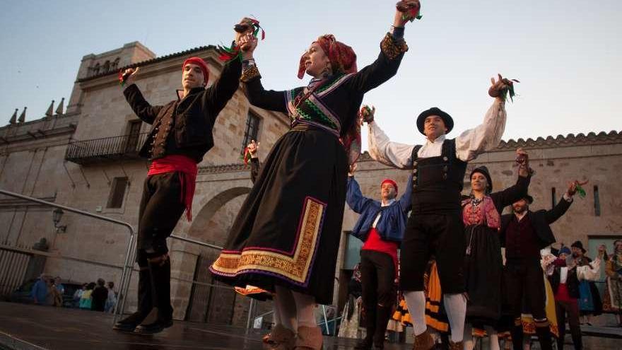 El grupo Doña Urraca en su actuación en el escenario de la plaza de la Catedral.