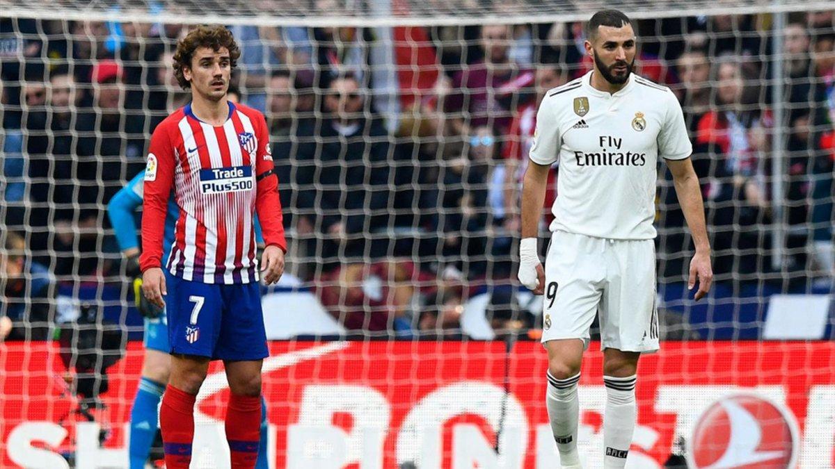 Griezmann, con la camiseta rojiblanca, enfrentándose al Madrid