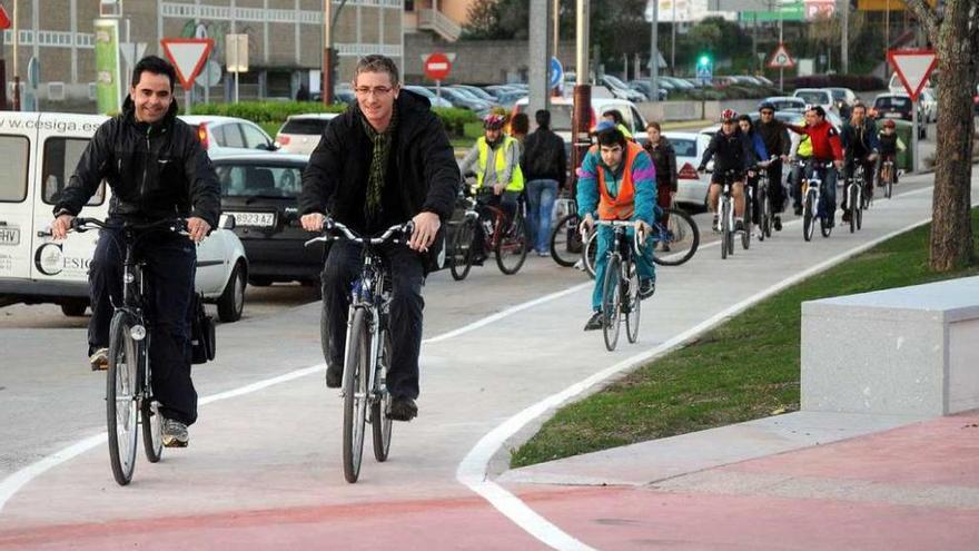 Usuarios del carril-bici de la avenida de Compostela. // R. Vázquez