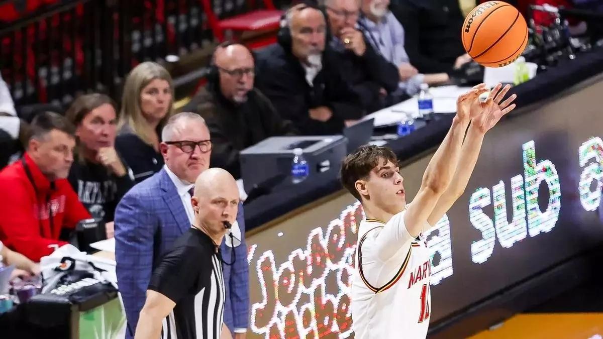 Guillermo del Pino realiza un lanzamiento en un encuentro con la Universidad de Maryland.