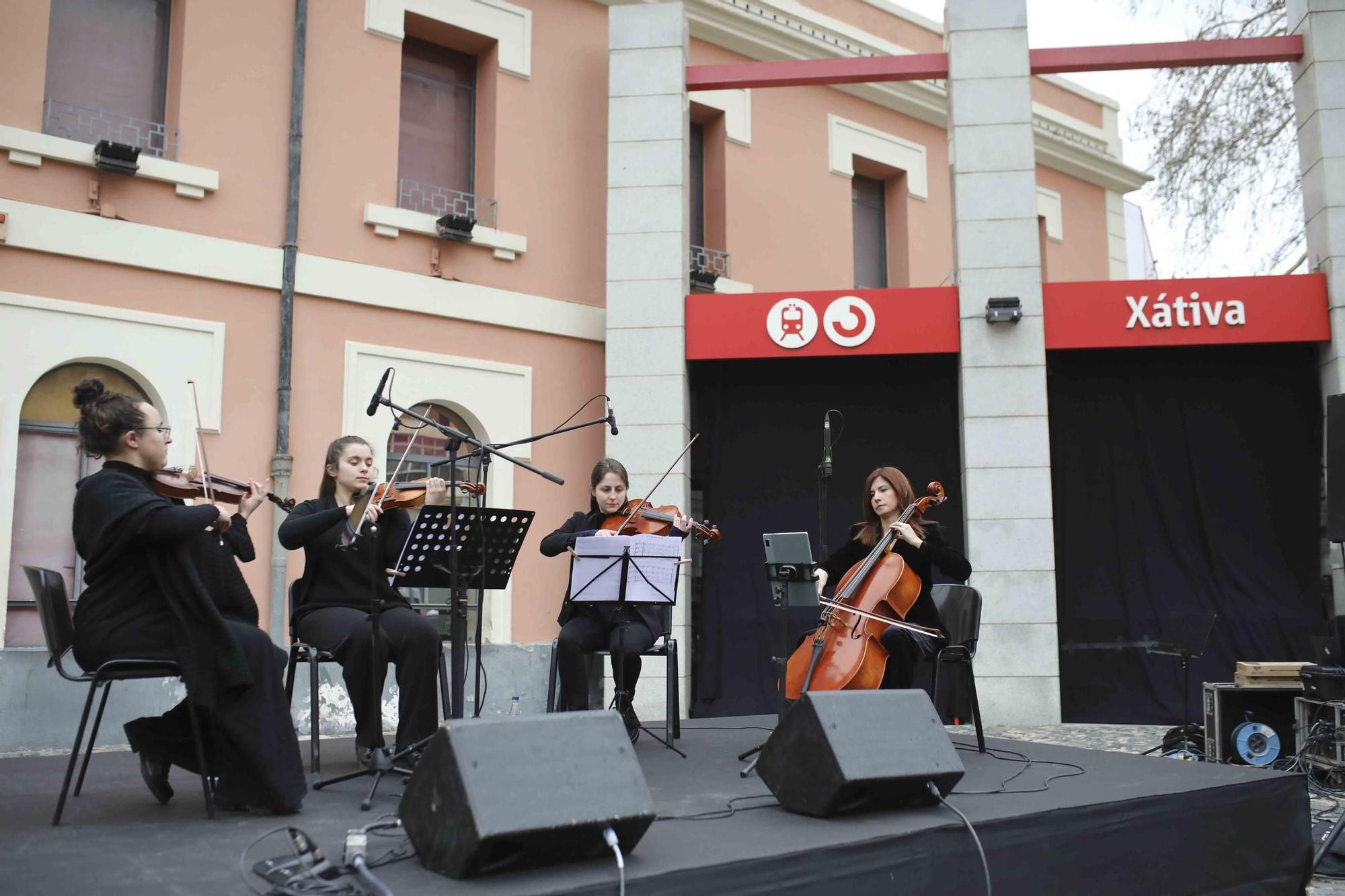 Así fue el homenaje a las víctimas del bombardeo de la estación de Xàtiva en el 85º aniversario del trágico sucesos