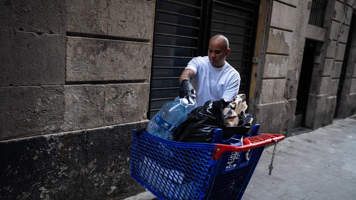 Acumulación de basura en las calles del Raval