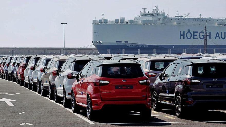 Automóviles para exportar en el puerto de València.