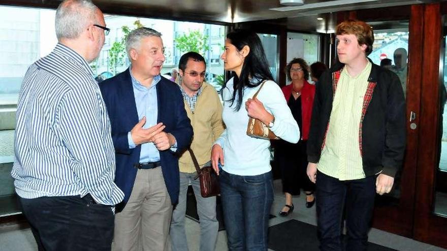El candidato José Blanco departe con los socialistas de A Illa. // Iñaki Abella