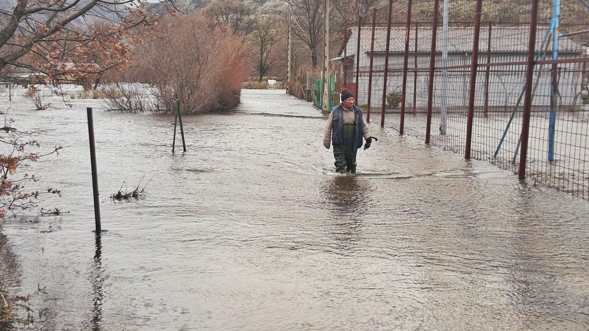 Luis Otero intenta llegar a su garaje inundado en Ribadelago. | Araceli Saavedra