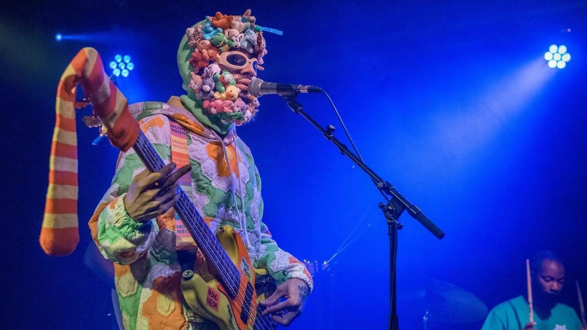 Mononeon, en uno de sus conciertos, con su particular indumentaria colorista.
