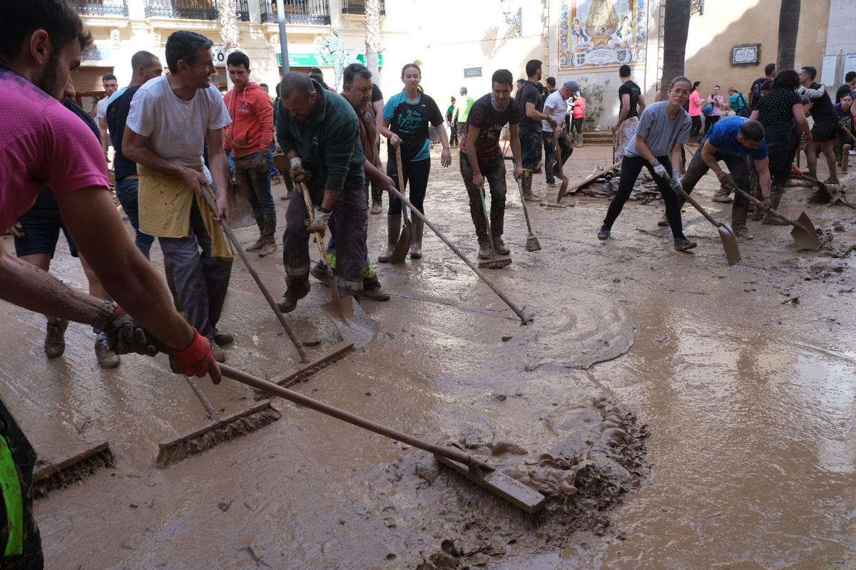 Así están siendo las labores de limpieza en Chiva tras la DANA Así están siendo las labores de limpieza en Chiva tras la DANA