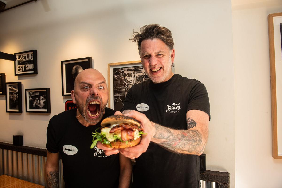Hermes Castro Regueira y su compañero en el restaurante con la 'Taylor', una de las mejores hamburguesas de Galicia.