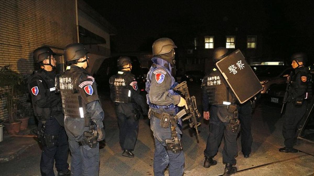 Agentes de policía rodean la cárcel de Kaohsiung, Taiwan, este miércoles por la noche.