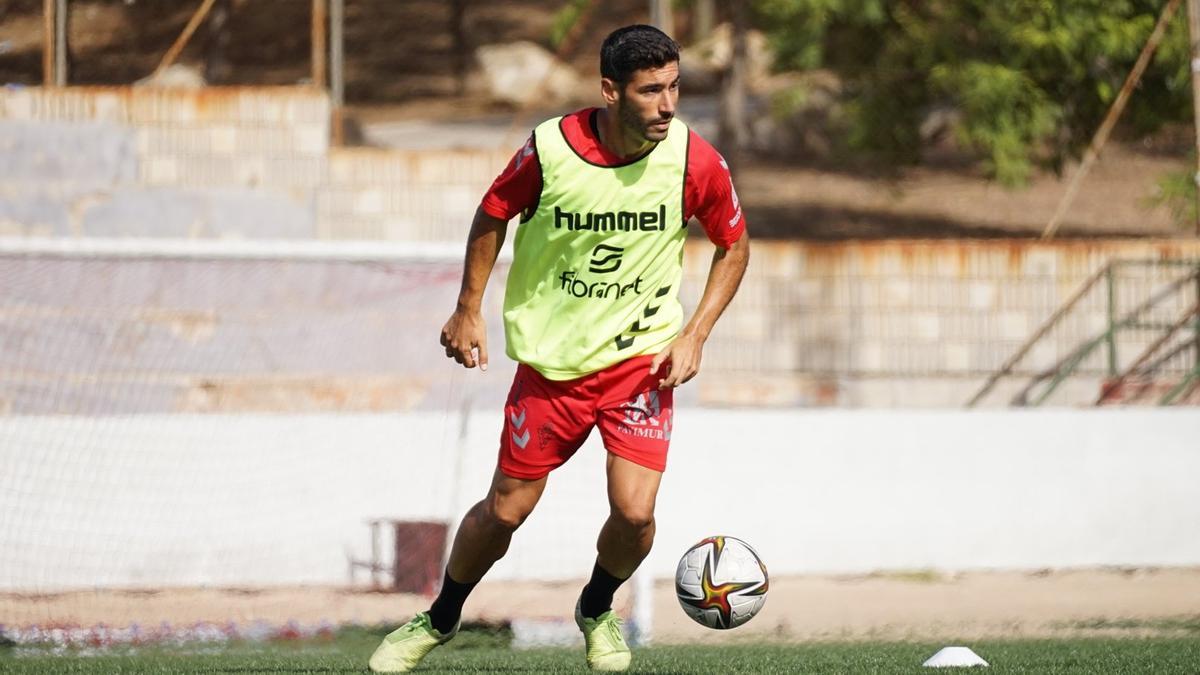 Antonio López, jugador del Real Murcia, durante un entrenamiento esta temporada.