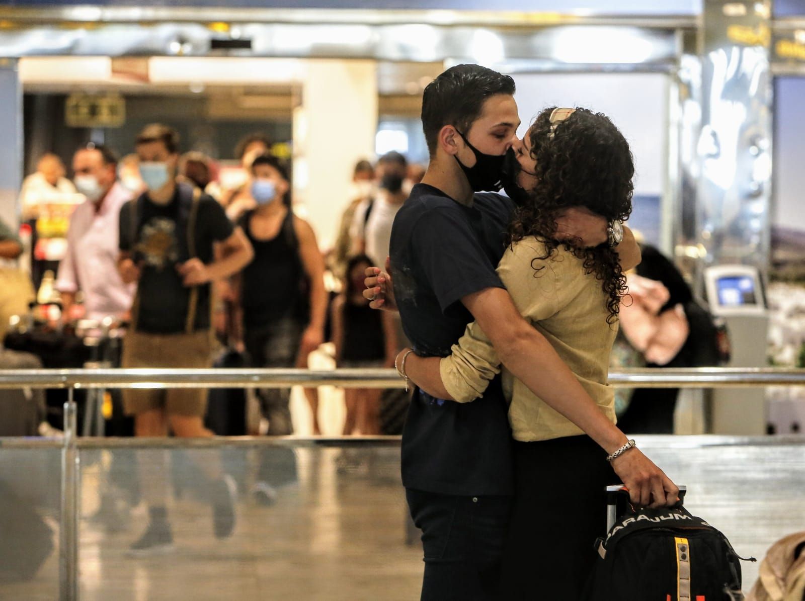 Llegada de turistas al aeropuerto y la estación de Adif en Alicante