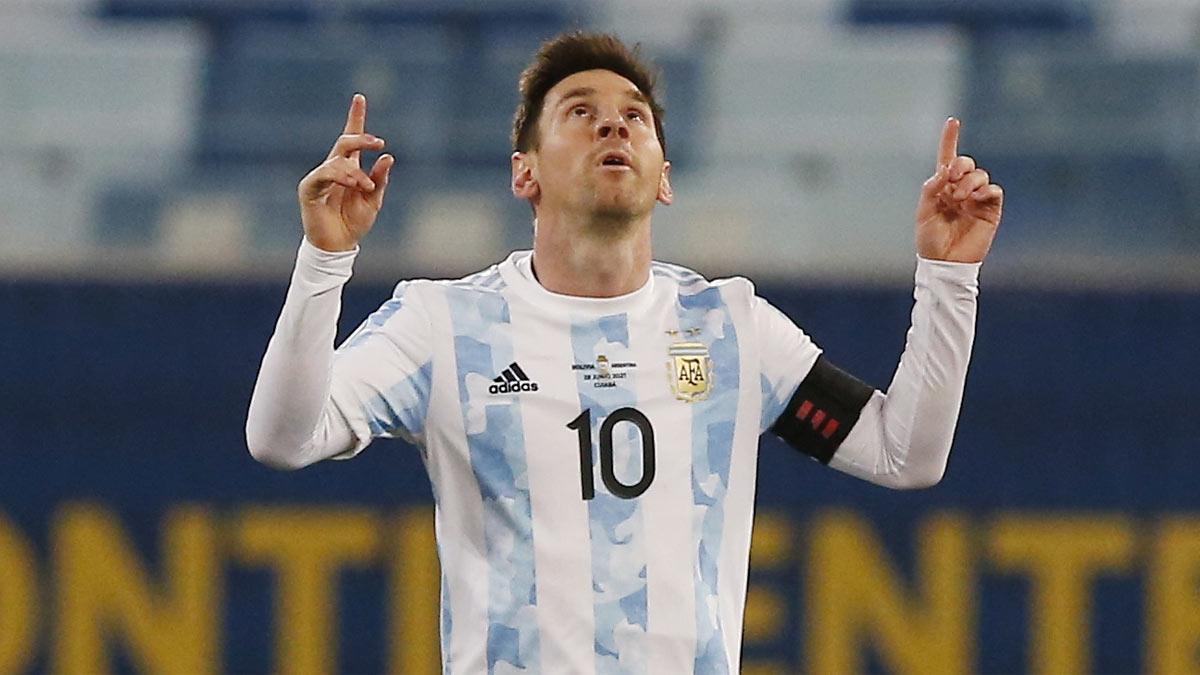 Leo Messi festeja uno de los dos tantos que le marcó a Bolivia