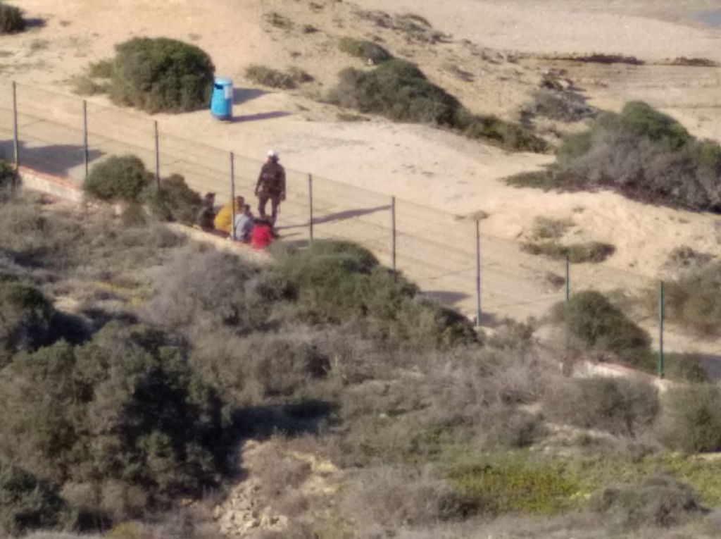 Interceptan a 12 inmigrantes tras llegar en una patera al Cabo de las Huertas