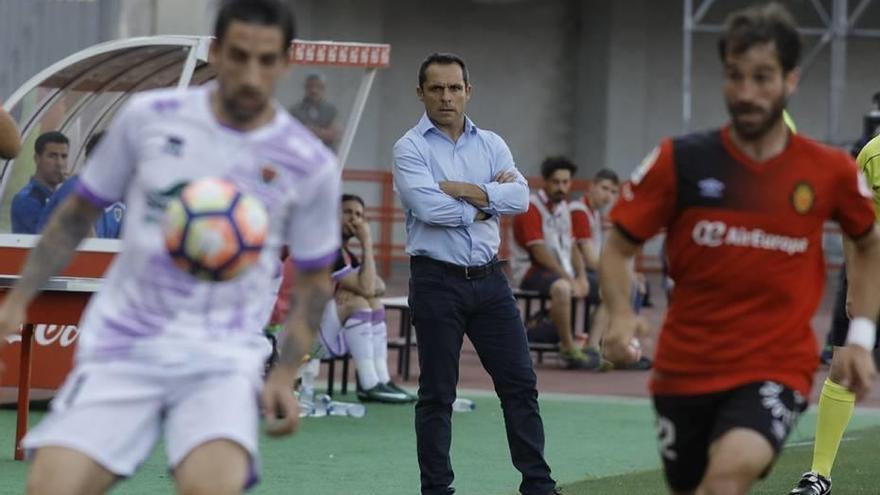 Sergi Barjuan sigue una jugada entre Campabadal y un jugador del Numancia.