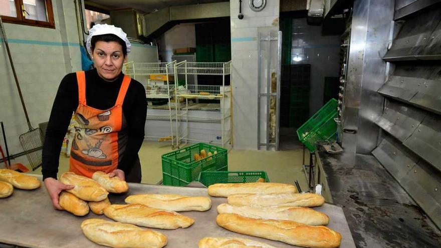 Patricia Suárez, trabajadora de Panadería Juaky, en el obrador de La Felguera.