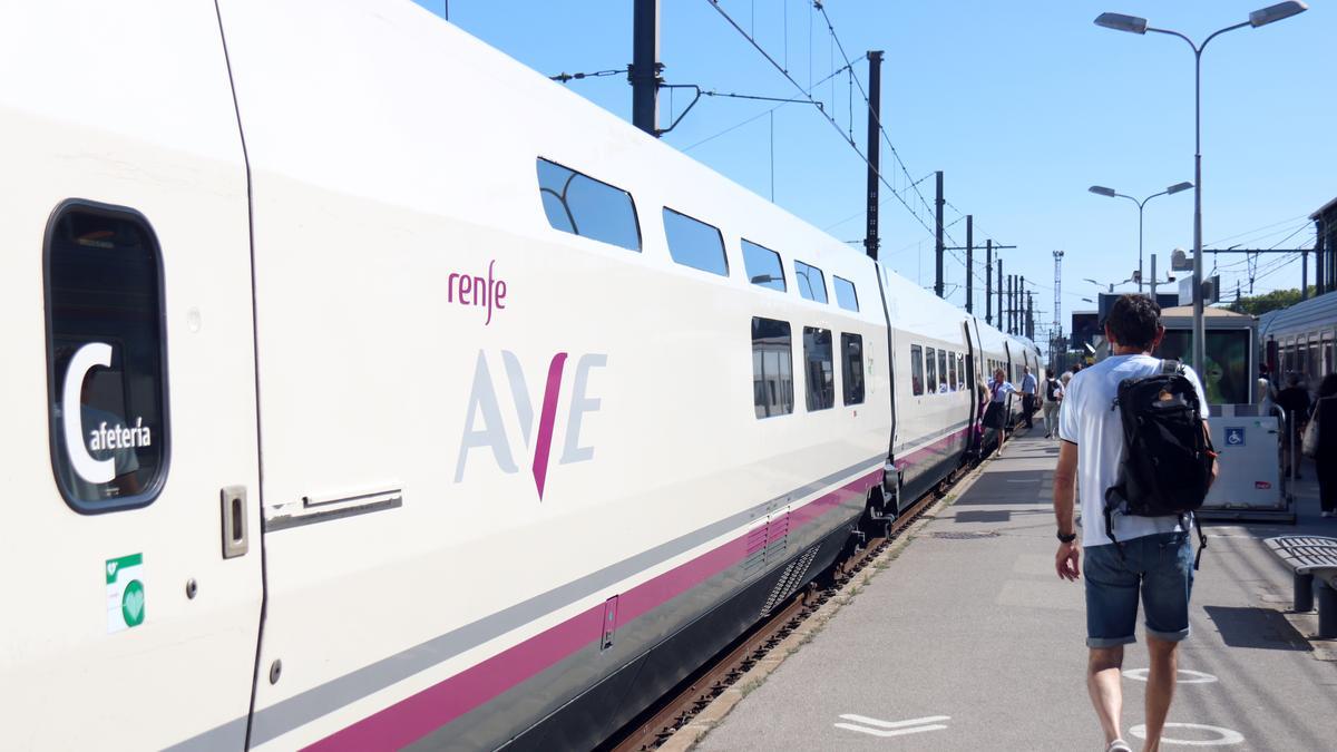 Un tren d'alta velocitat entre Barcelona i Lió, aturat a Narbona.