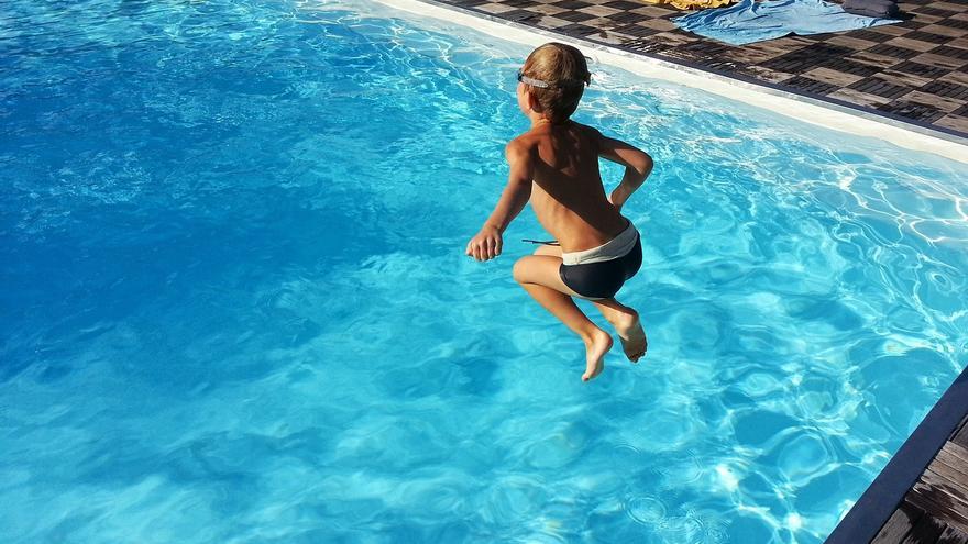 La Policía alerta de lo que ocurre con los niños en las piscinas: así es la regla del 10/20