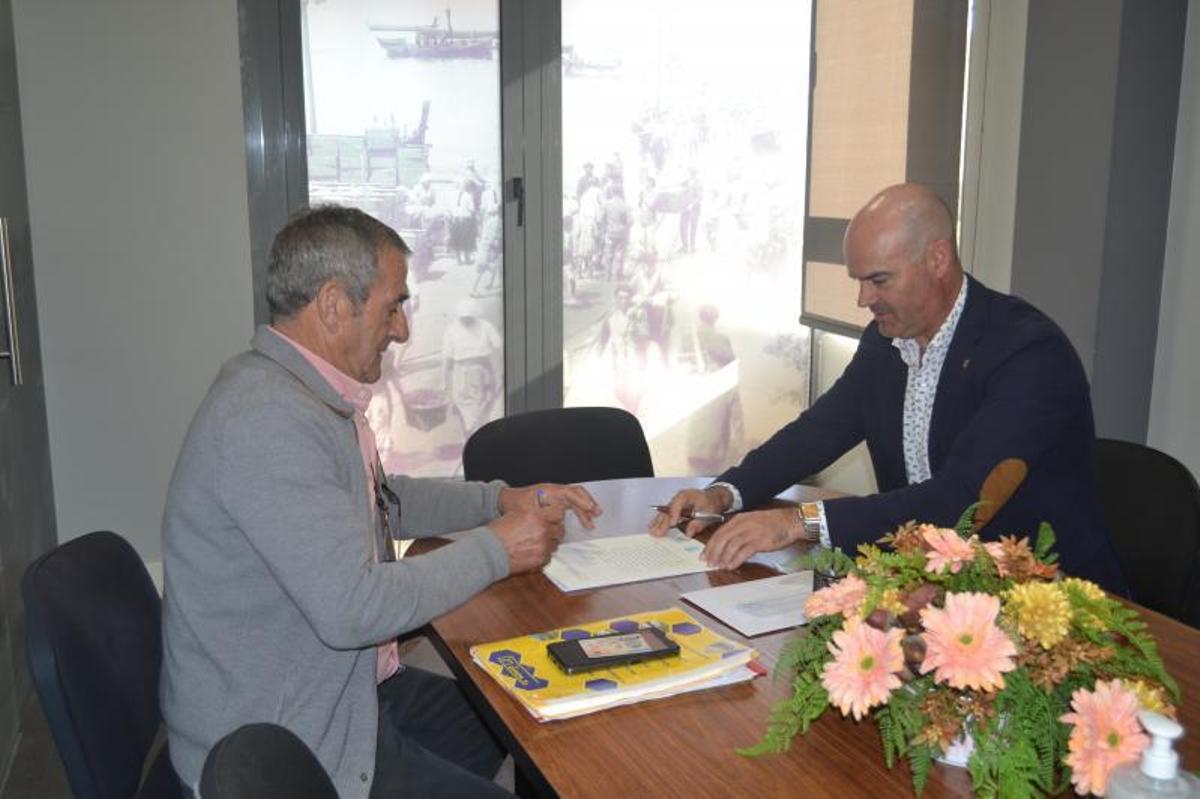 Momento de la firma de la compra de la finca. |   // FARO