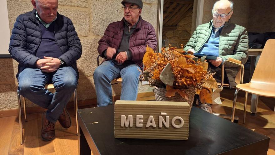 Los tres ediles de la primera corporación democrática meañesa.