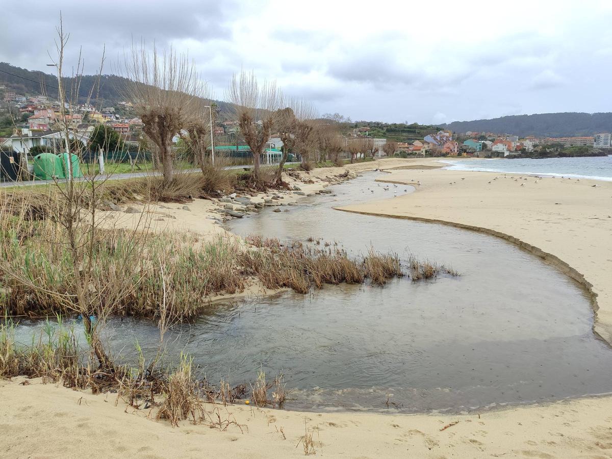 El cauce de uno de los ríos que desemboca en Agrelo, que se desvío por la acumulación de arena y que ahora discurre en paralelo al paseo amenazando su estabilidad.