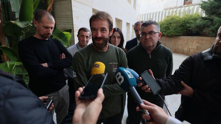 En el centro, Víctor Colomar, y a la derecha de la imagen, el conseller Joan Simonet, ayer en rueda de prensa.