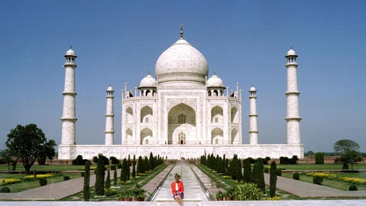 Arriba, Lady Di posa en el Taj Mahal, en febrero de 1992. Debajo, los duques de Cambridge, en el mismo sitio, este sábado, 24 años después.