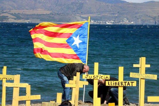 Claven 3.000 creus grogues a platges de l''Alt Empordà i la Catalunya del Nord per «la mort de les llibertats»