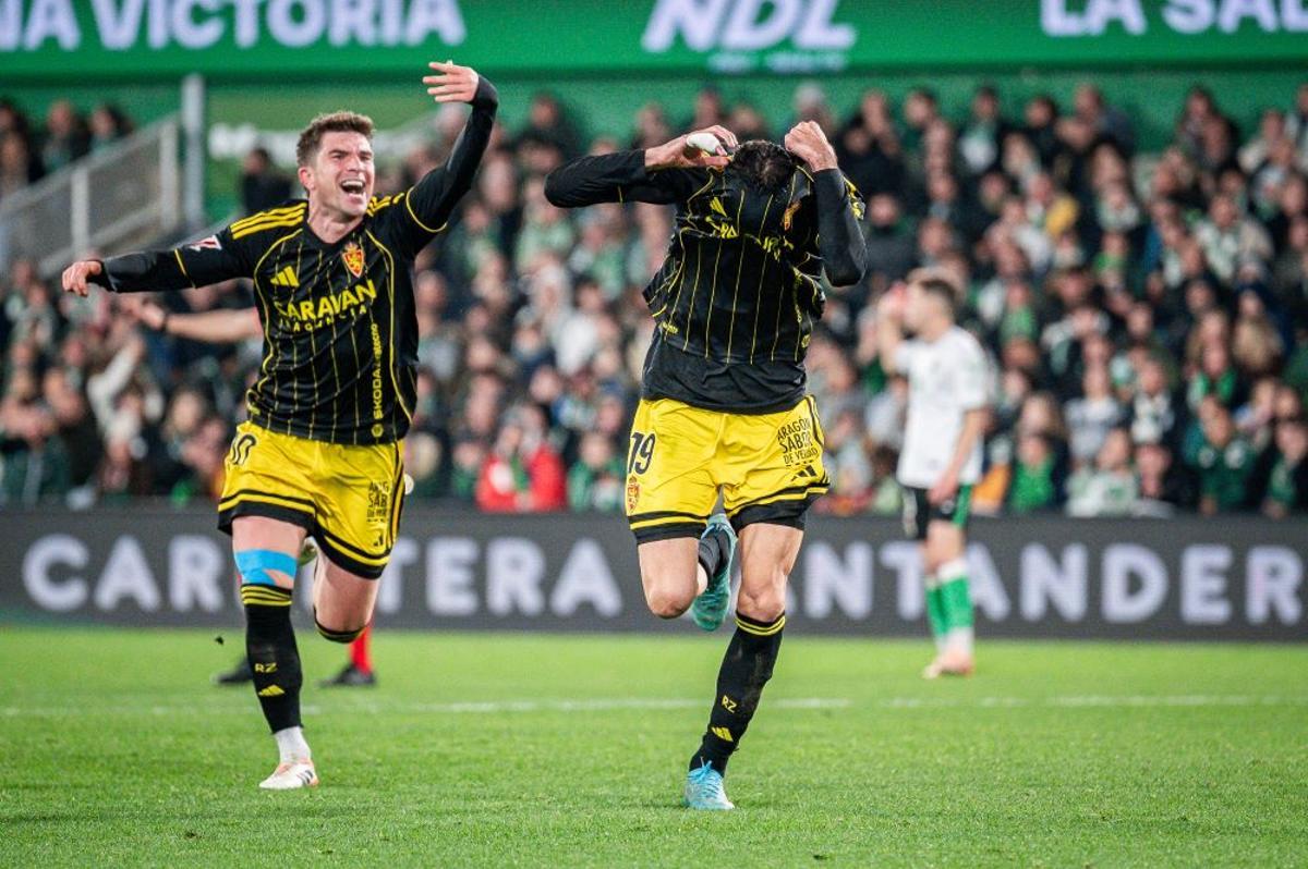 Guti y Kodro celebran un gol del Zaragoza en Santander.