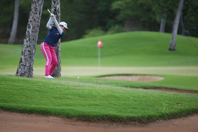 Suzuka Yamaguchi, de Japón, realiza su segundo disparo en el segundo hoyo durante la primera ronda del Lotte Championship, en Kapolei, Hawai.